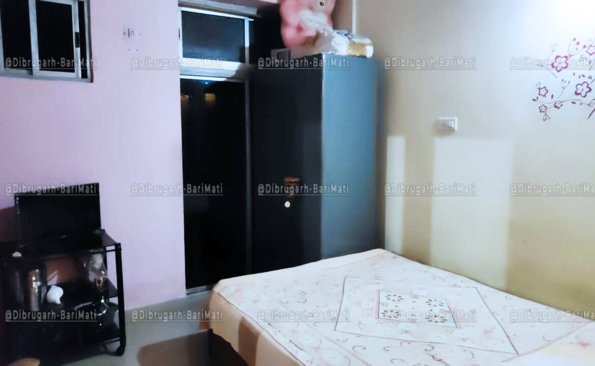 Big flat 2 bhk for rent at chowkidinghee under low price