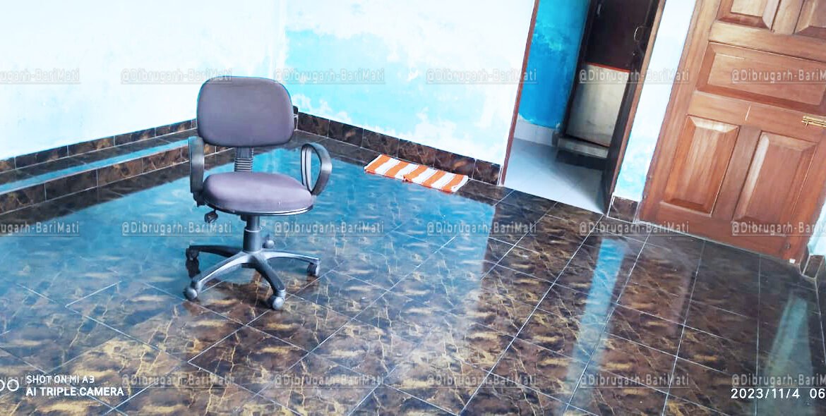 Prime location 1 BHK house for rent at Thana Chariali, Dibrugarh, near Reliance Trends, for just 7000 rupees.