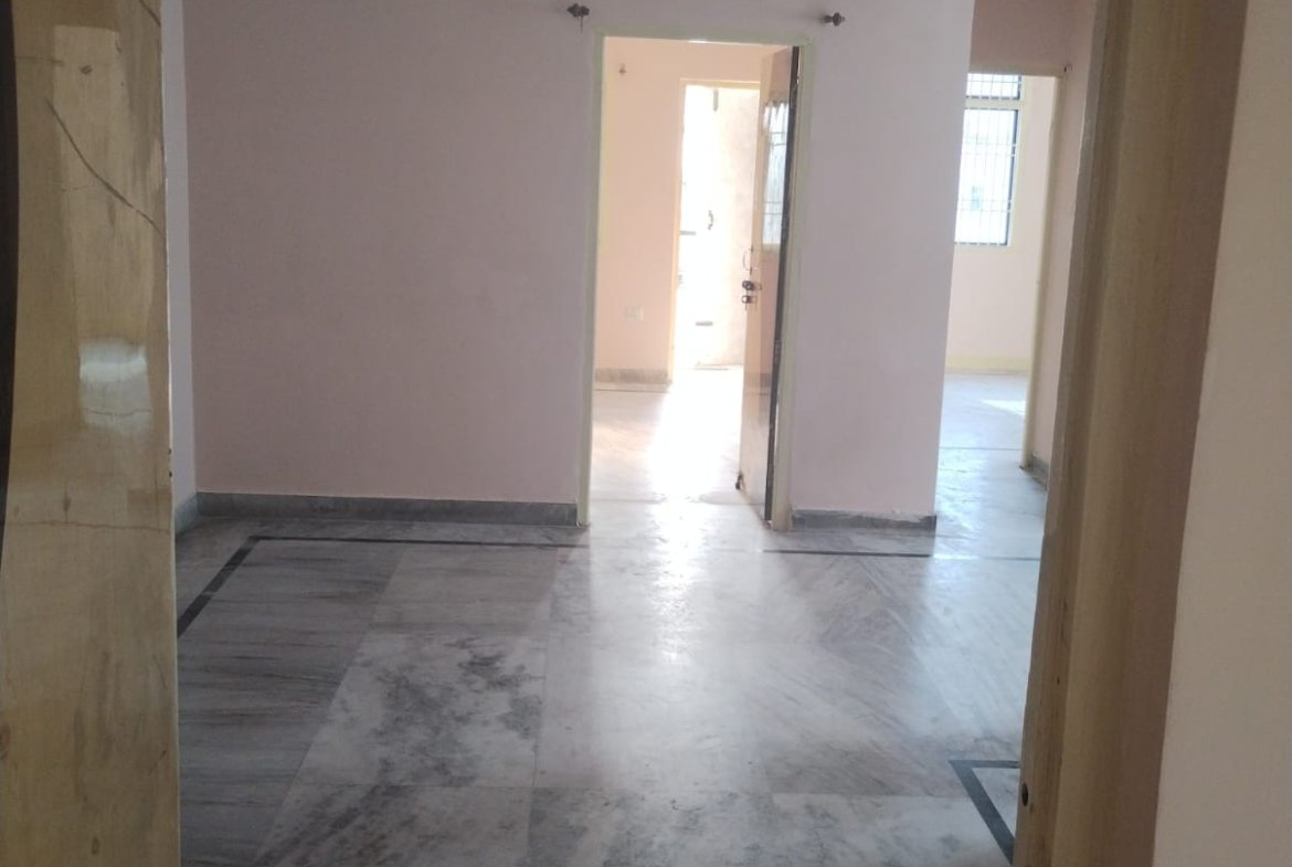 Rent a 3 BHK flat near Bailey Road, Patna, on the 4th floor, prime location, car parking included, rent ₹13,000
