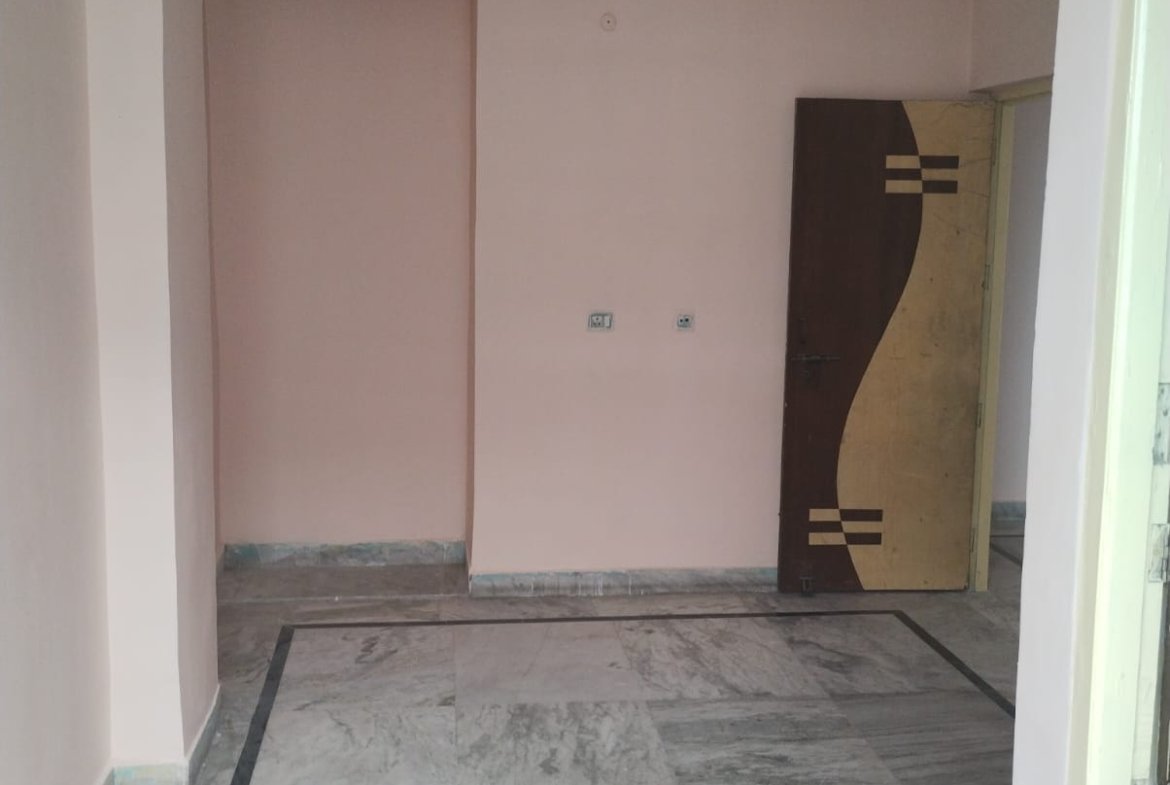 3 BHK flat for rent near Bailey Road in Patna, 4th floor, with car parking facility, rent ₹13,000/month