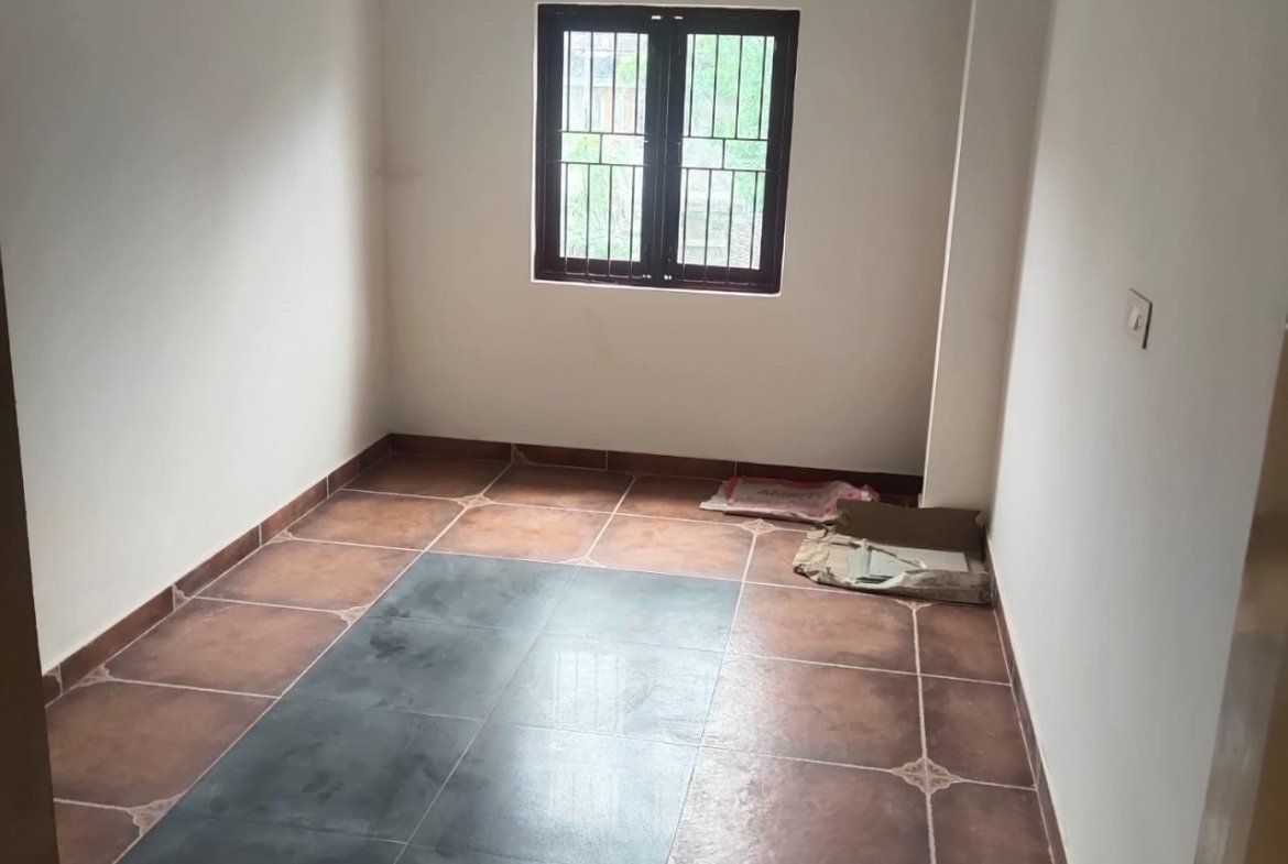 Khalipara 2 BHK house for rent with parking on the 1st floor.