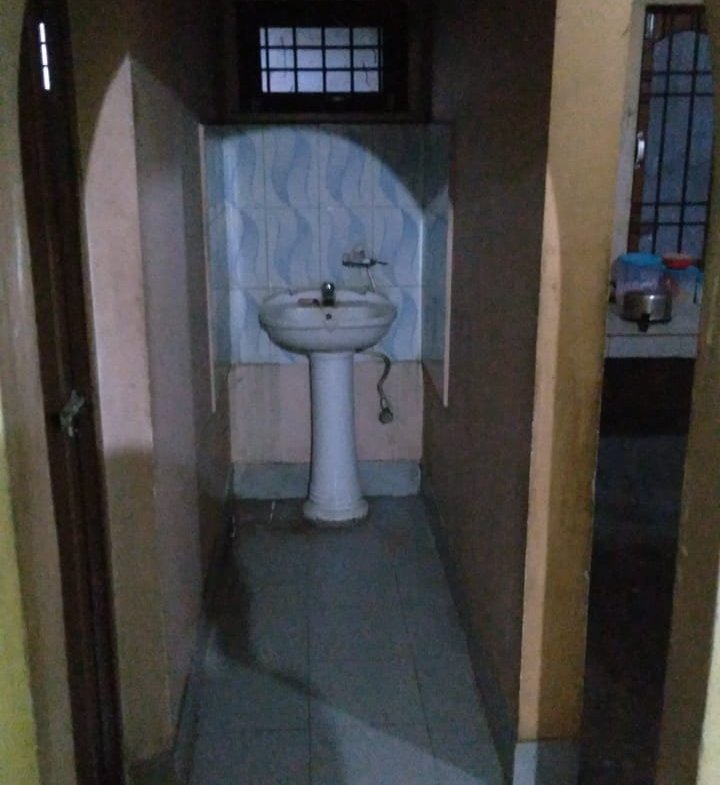 1 BHK Ground Floor House for Rent in Dhirenpara, Guwahati with Basic Furnishings
