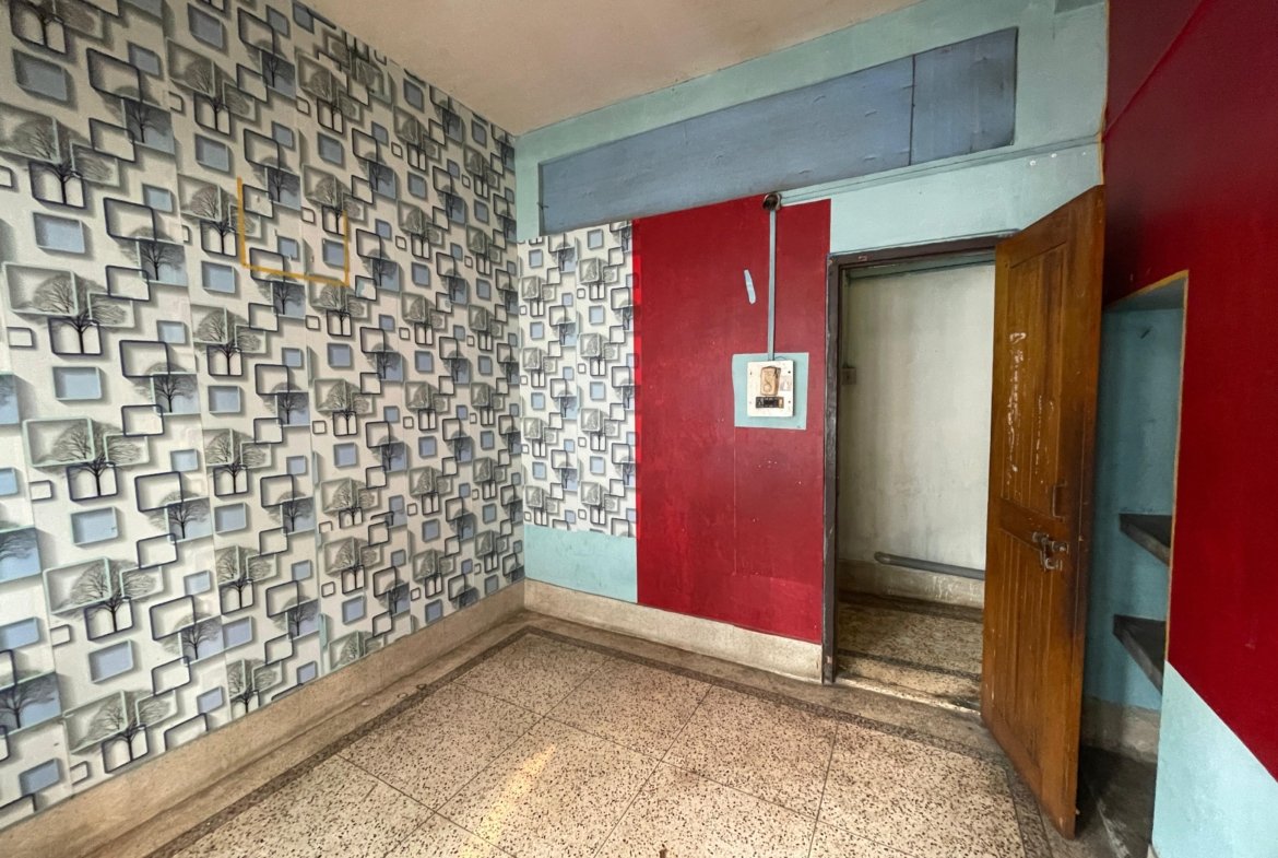 Spacious 1 BHK house for rent at Rajgarh Road, Guwahati, ₹9,000. Description: A spacious and affordable 1 BHK house located on the 1st floor at Rajgarh Road, Guwahati, available for rent at just ₹9,000 per month. Situated in a prime location with easy access to all amenities.