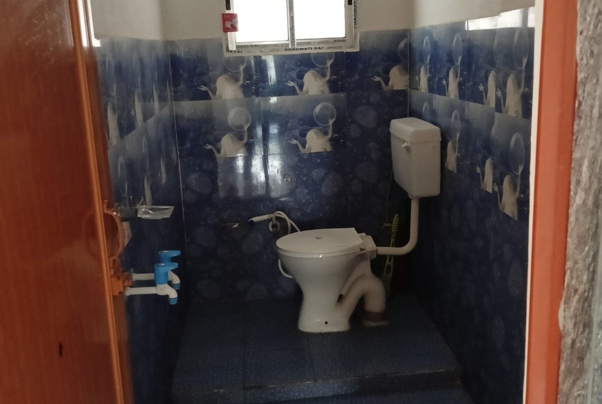 2 BHK Modern Apartment for Rent in Dibrugarh – Well-maintained house at Chiring Chapori with car parking, situated on the 1st floor in a peaceful and friendly locality