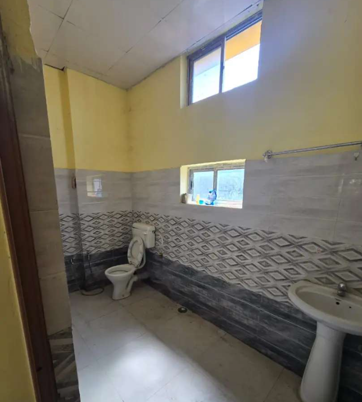 Affordable and central! Get this independent 2 BHK house in Dibrugarh town. Prime Sankardev Railway Colony spot, 1st floor, with parking. ₹13,000/month.