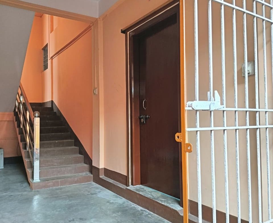 Low rent alert! Comfortable 2-bedroom house in Chiring Chapori, Dibrugarh. Independent property nature, perfect for bachelors. Rent just ₹10k, car parking included.