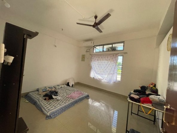 Spacious 2 BHK on the 2nd floor, situated near Dwara Chuk, Dibrugarh. This rental flat is perfect for bachelors or families and includes car parking. See ID 173.