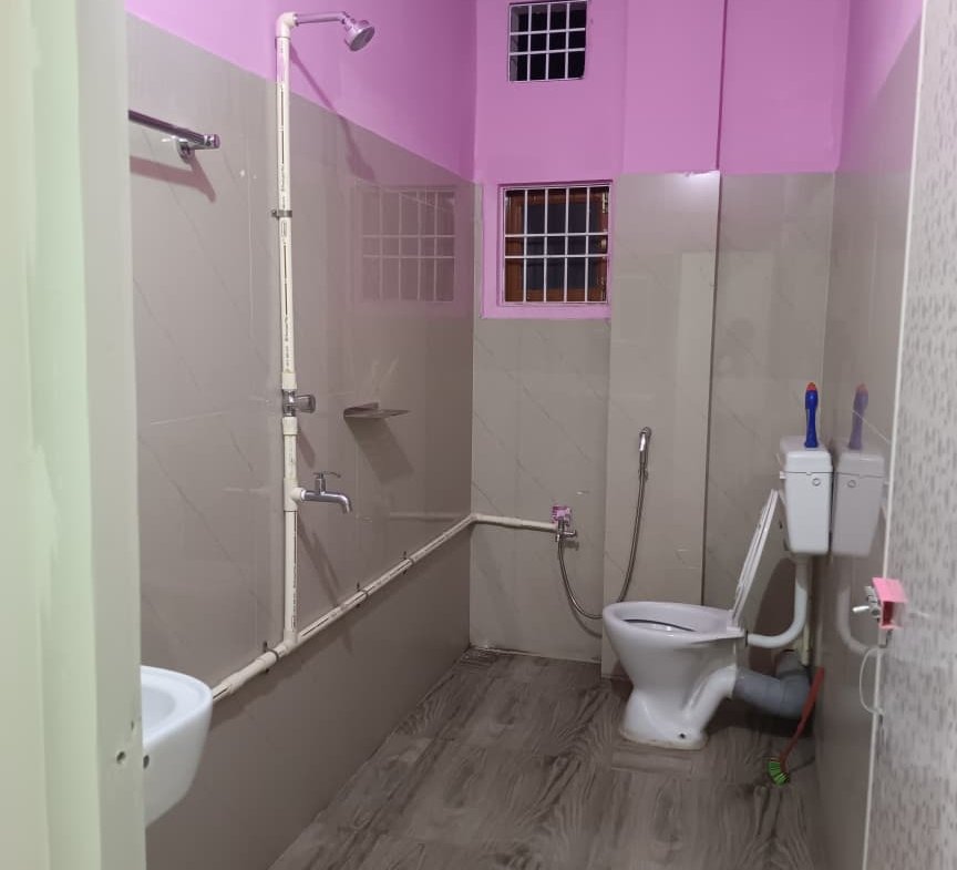 Dibrugarh town area rental! Find this perfect 1BHK house for rent in Chiring Chapori. First floor, car parking, great for working bachelors. Only ₹10,000. DIB309.