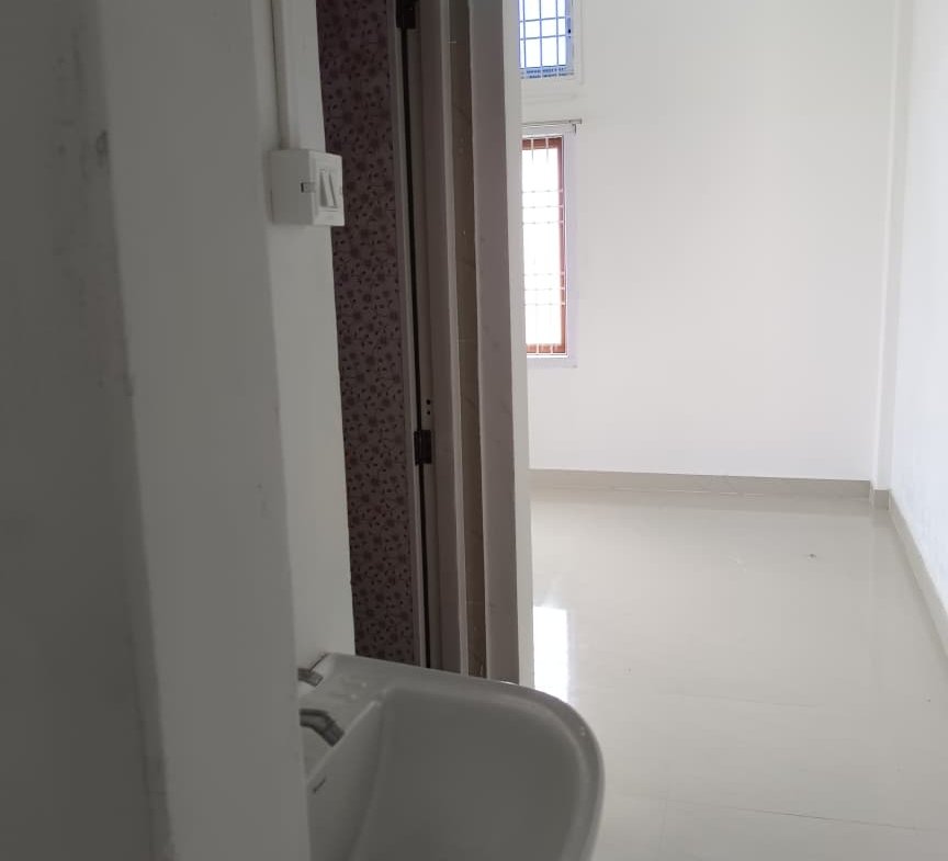 Dibrugarh student/bachelor friendly 1 BHK house for rent. Prime Chiring Chapori location, first floor with car parking, near Mohamaya Restaurant. Budget-friendly under ₹10k. DIB309.