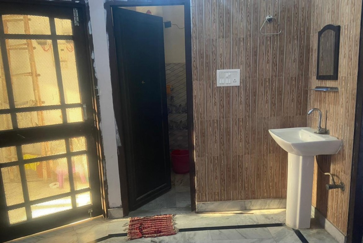 cozy first floor 1 bhk for rent gulshan vihar suitable for unmarried couples property doon46