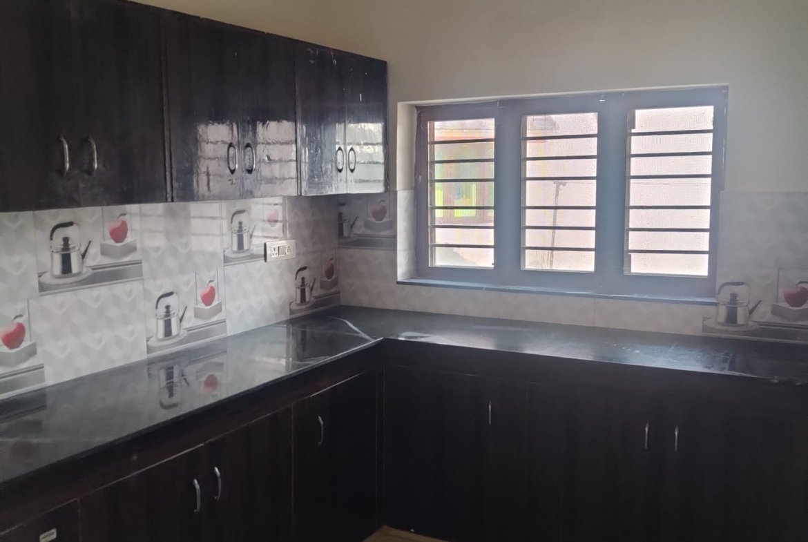 spacious 2 bhk house with car parking sainik colony dehradun suitable for working professionals