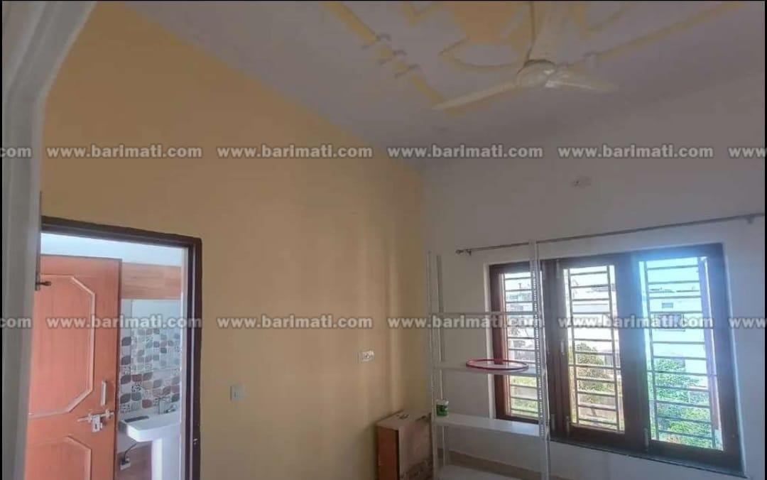 Exterior view of a quiet residential property in Ajabpur Kalan, Dehradun, featuring a private 1st-floor apartment available for ₹10,000 per month.